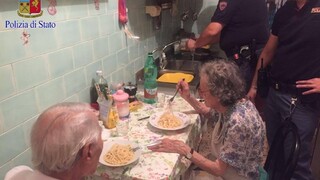 Policajti našli v byte plačúcich dôchodcov, uvarili im špagety