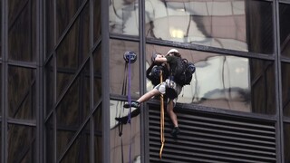 Odvážlivec sa šplhal na Trumpov mrakodrap, vraj mal pre neho odkaz