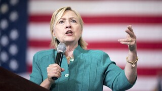 Clintonová čelí kritike pre e-maily. Tie majú preukázať korupciu
