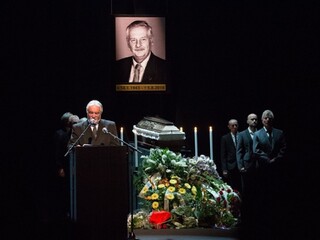 S Jurajom Slezáčkom sa rozlúčili v divadle. Javisko zaplnili kvety