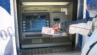Troch obvinených z krádeží bankomatov prepustili na slobodu