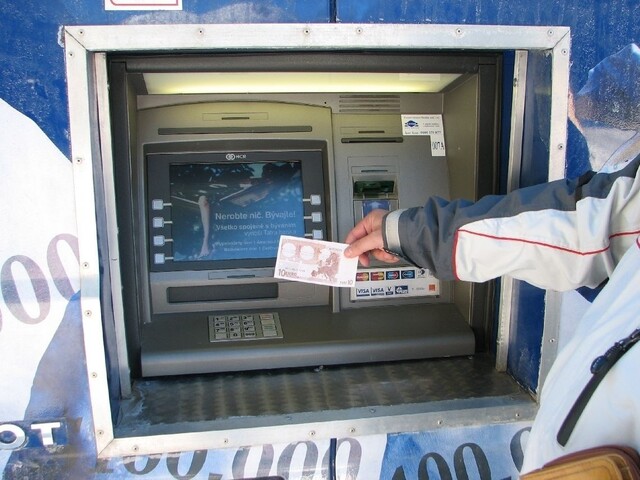 Troch obvinených z krádeží bankomatov prepustili na slobodu