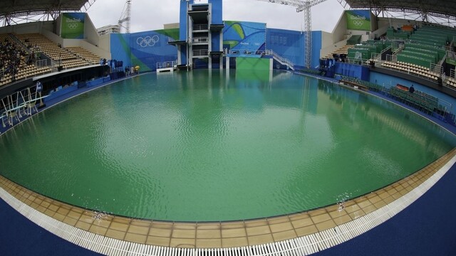 Športovci sú znepokojení. V Riu zatvorili bazén, ktorý sa sfarbil na zeleno