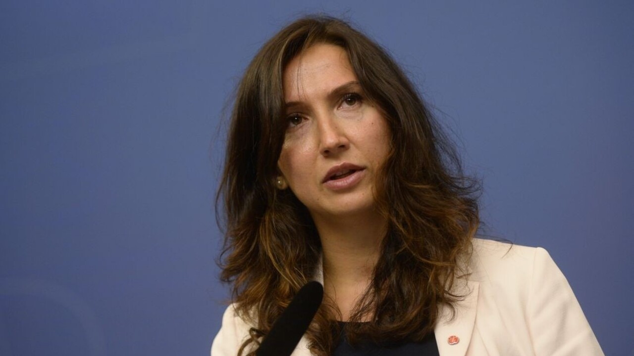 Prvá moslimská členka švédskej vlády odstupuje, chytili ju opitú za volantom