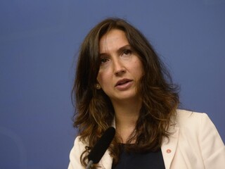 Prvá moslimská členka švédskej vlády odstupuje, chytili ju opitú za volantom