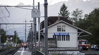 Vo Švajčiarsku útočil na ľudí muž s nožom a horiacou tekutinou