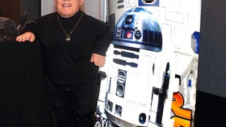 Vo veku 81 rokov zomrel predstaviteľ robota R2-D2 herec Kenny Baker