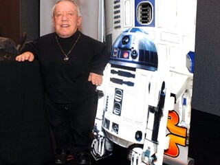 Vo veku 81 rokov zomrel predstaviteľ robota R2-D2 herec Kenny Baker