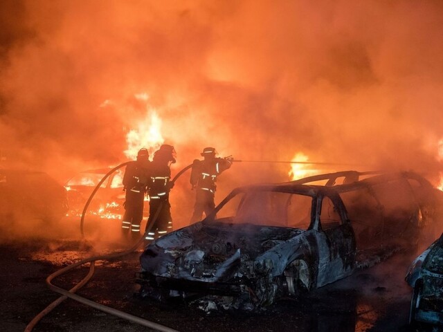 V USA policajti zastrelili muža, pobúrený dav podpálil štyri budovy