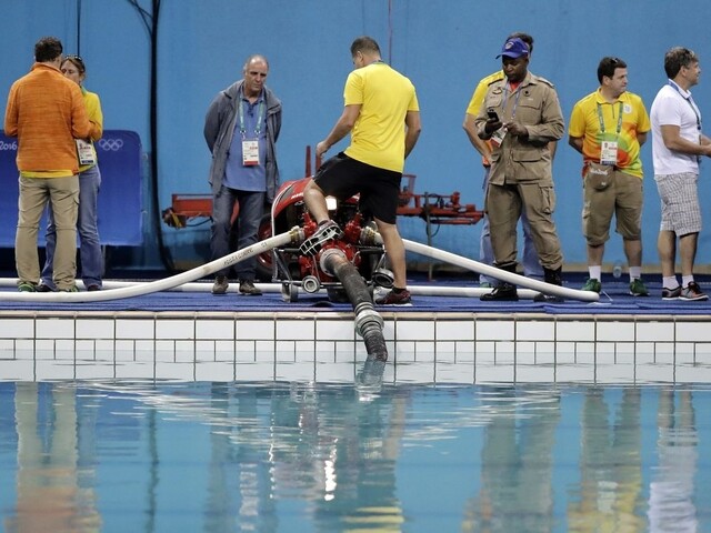 V olympijskom bazéne je voda opäť modrá, pracovali na tom celú noc