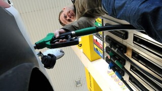 Ceny benzínu a nafty pokračujú v raste. Klesať tak skoro nebudú