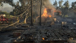 Kalifornia bojuje s lesnými požiarmi, situáciu komplikuje silný vietor