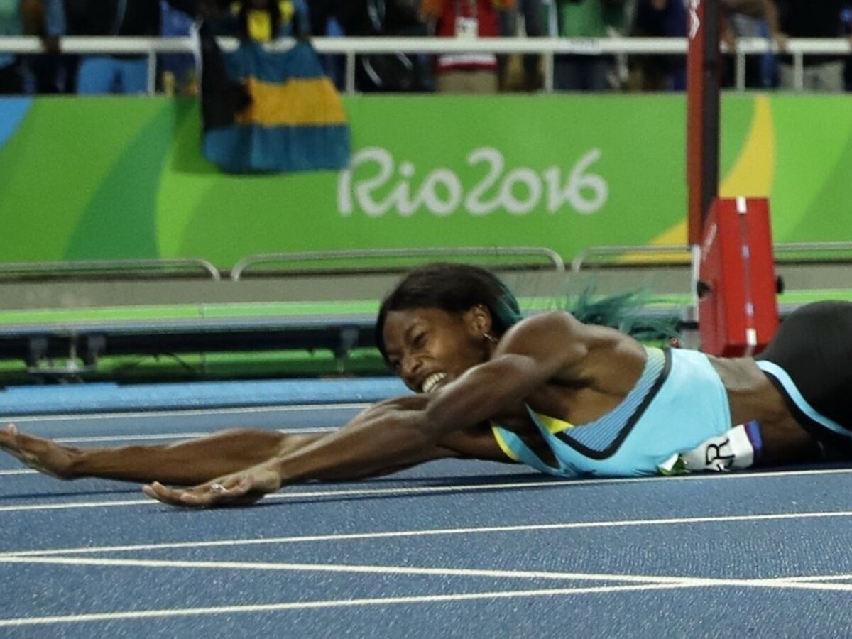 Bahamská šprintérka zvíťazila v štvorstovke vďaka netradičnému finišu