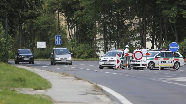 Autá cez Kremnické Bane neprejdú, ničia cestu v neďalekej obci