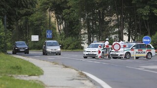 Autá cez Kremnické Bane neprejdú, ničia cestu v neďalekej obci