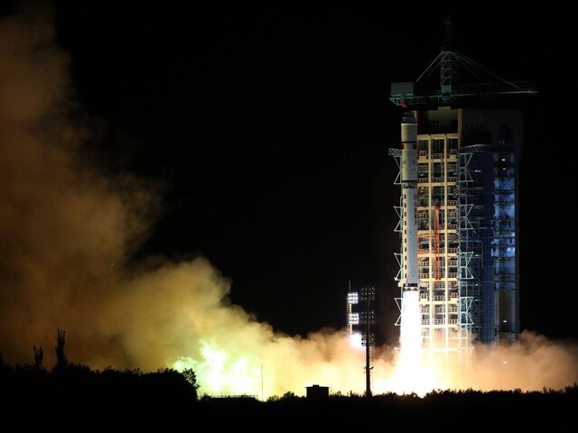 Z vesmíru sa zrútili veľké časti rakety, guľa a prstenec dopadli na indické pole