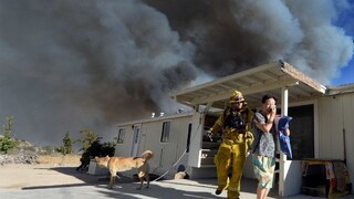 Kalifornia evakuuje desaťtisíce ľudí, na juhu sa šíri nebezpečný požiar