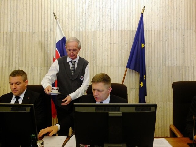 Vláda sa zišla po letnej prestávke, rokovanie o koncesiách prerušila