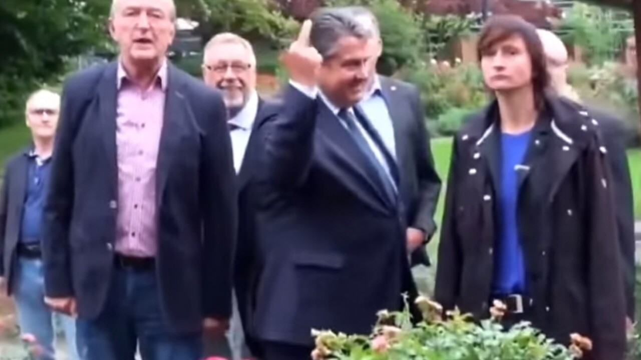 Neonacisti oslavovali vicekancelárovho otca, ukázal im prostredník