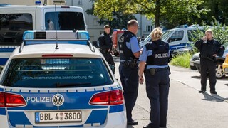 Nemecko polícia zadržanie zatknutie 1140 px (SITA/AP)