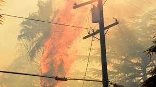 Kalifornia bojuje s obrovským požiarom, oheň zničil desiatky domov