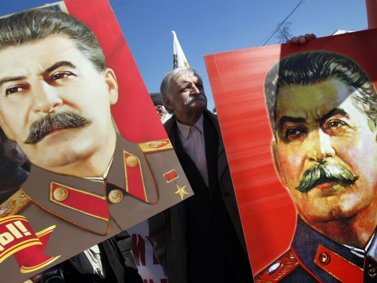 Stalin môže pomáhať stranám v kampani, rozhodla ruská komisia