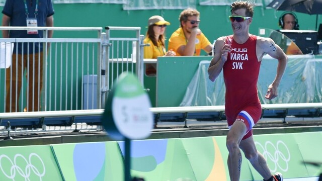 Finále triatlonistov ovládli britskí bratia, Varga si vedenie neudržal