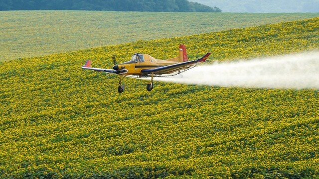 Letecký postrek zasiahol aj záhrady domov, ľuďom zničil úrodu