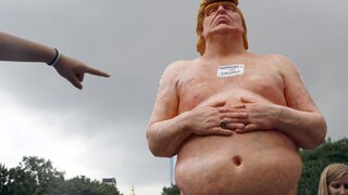 Cisárove nové šaty? V amerických mestách odhalili sochy nahého Trumpa