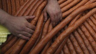 Nahnevaný Nemec poškodil auto mohutnou klobásou, hrozí mu pokuta