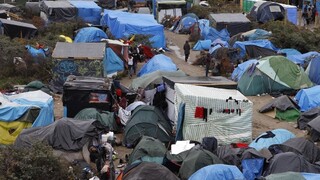 Francúzsky tábor obývajú tisícky migrantov, plánujú ho rozobrať
