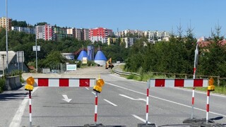 Vysťahovali ich pre výstavbu diaľnice, domy teraz okupujú bezdomovci