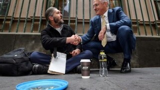 Austrálsky premiér spravil dobrý skutok, teraz čelí tvrdej kritike