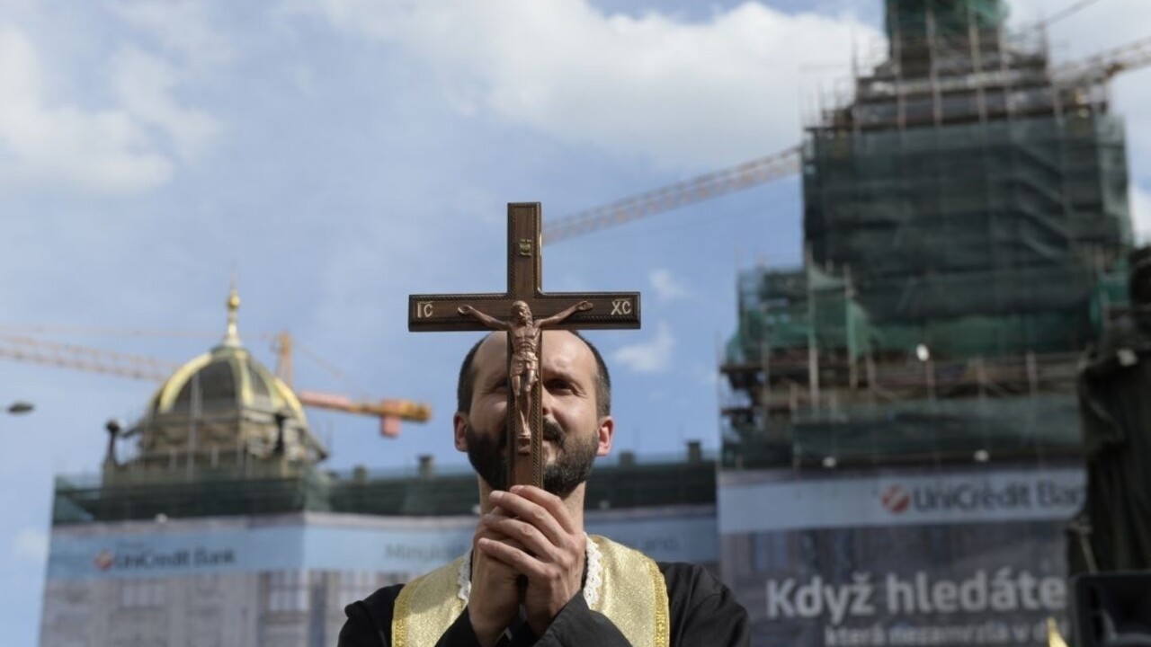 V Prahe čistili chodníky exorcizmom, boli vraj infikované homosexuálmi