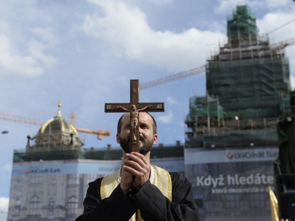 V Prahe čistili chodníky exorcizmom, boli vraj infikované homosexuálmi