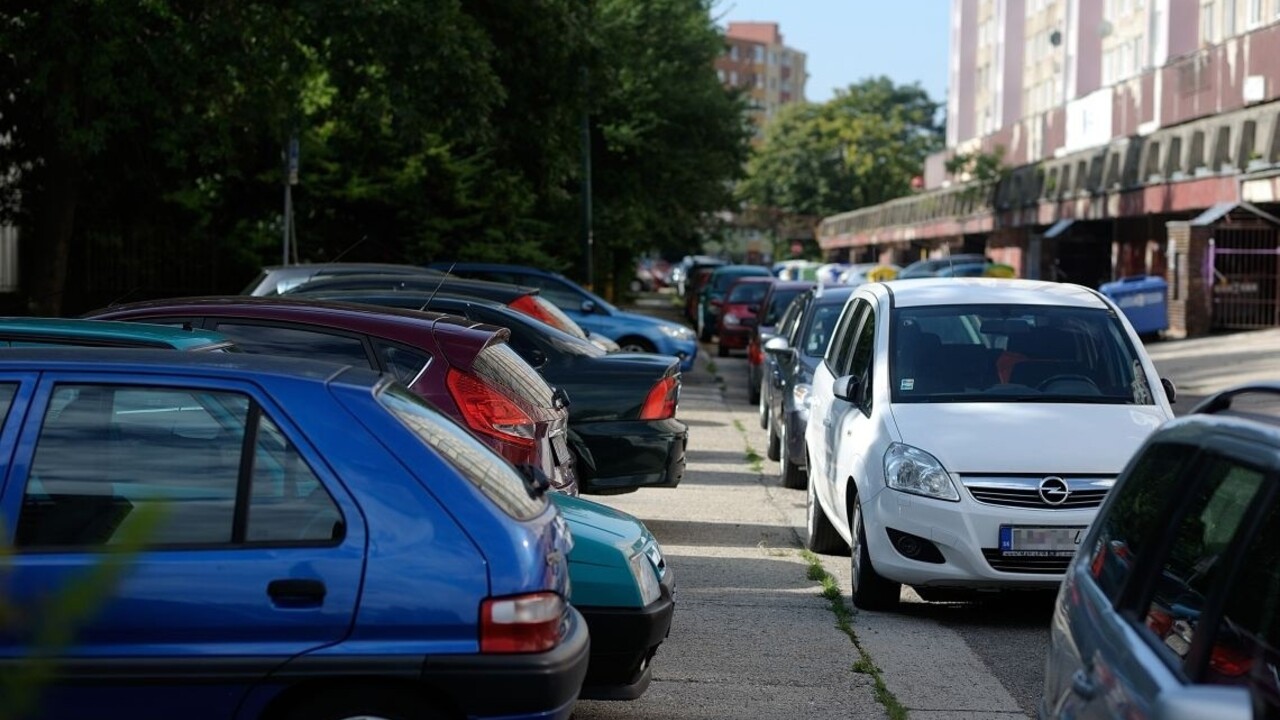 autá parkovanie Petržalka 1140 px (SITA/Robert Tappert)