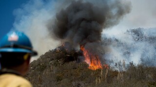 Ničivý požiar v Kalifornii dostali pod kontrolu, zničil skoro sto domov