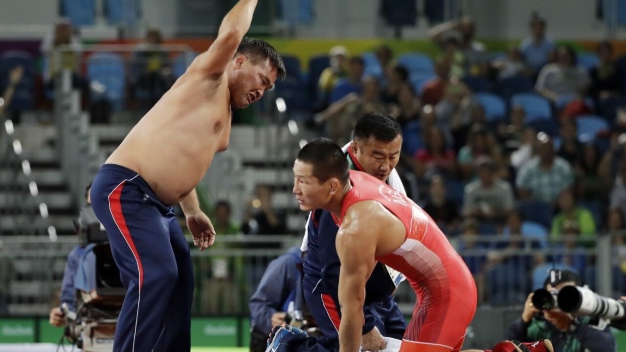 Zápasnícky duel sa skončil kuriozitou, tréneri predviedli striptíz