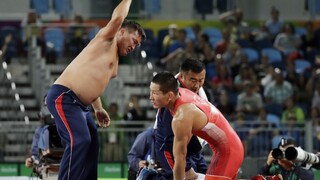 Zápasnícky duel sa skončil kuriozitou, tréneri predviedli striptíz