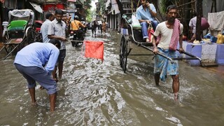 Indiu postihli záplavy, obete počítajú na stovky