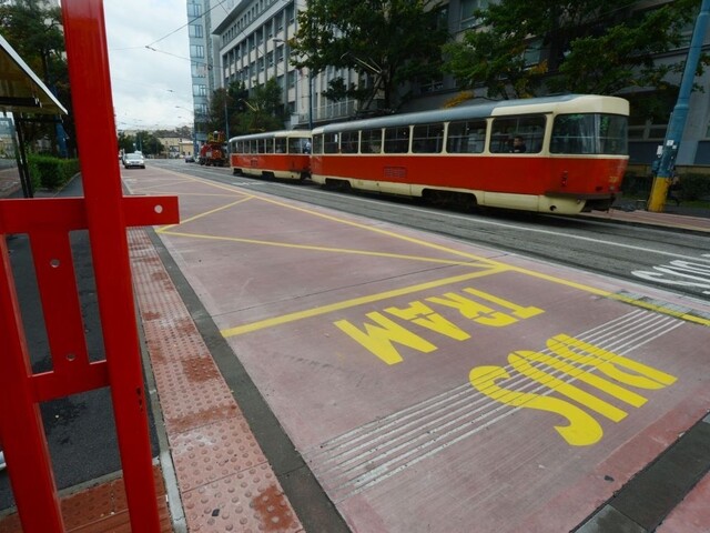 Mnohí vodiči si myslia, že riadia autobusy. Spôsobujú tak kolaps dopravy