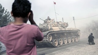Turecko posilňuje ofenzívu v Sýrii, Kurdi ustupujú
