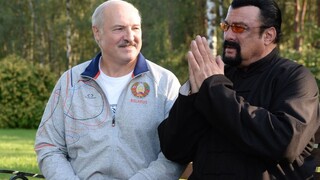 Bieloruský prezident pohostil Stevena Seagala mrkvou aj masťou