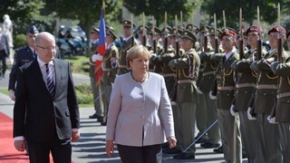 Merkelová rokovala v Česku, demonštranti ju vítali piskotom