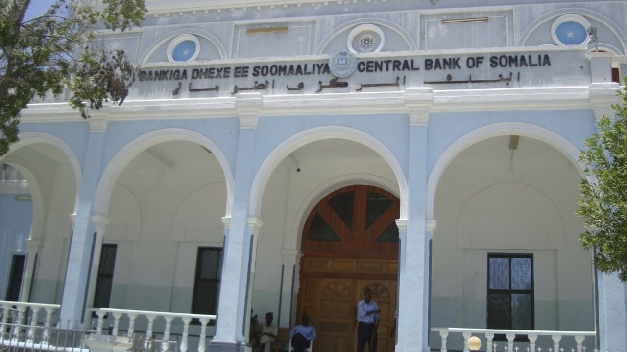 Pokladník ukradol z banky pol milióna dolárov, možno mal komplicov