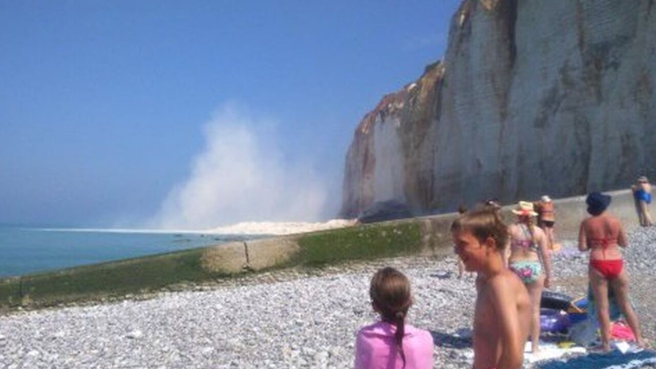 V Normandii sa zrútili pobrežné skaly, možno zasypali návštevníkov