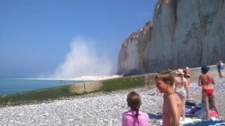 V Normandii sa zrútili pobrežné skaly, možno zasypali návštevníkov