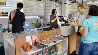 Mladí Slováci najviac míňajú na jedlo, nešetria ani na zábave