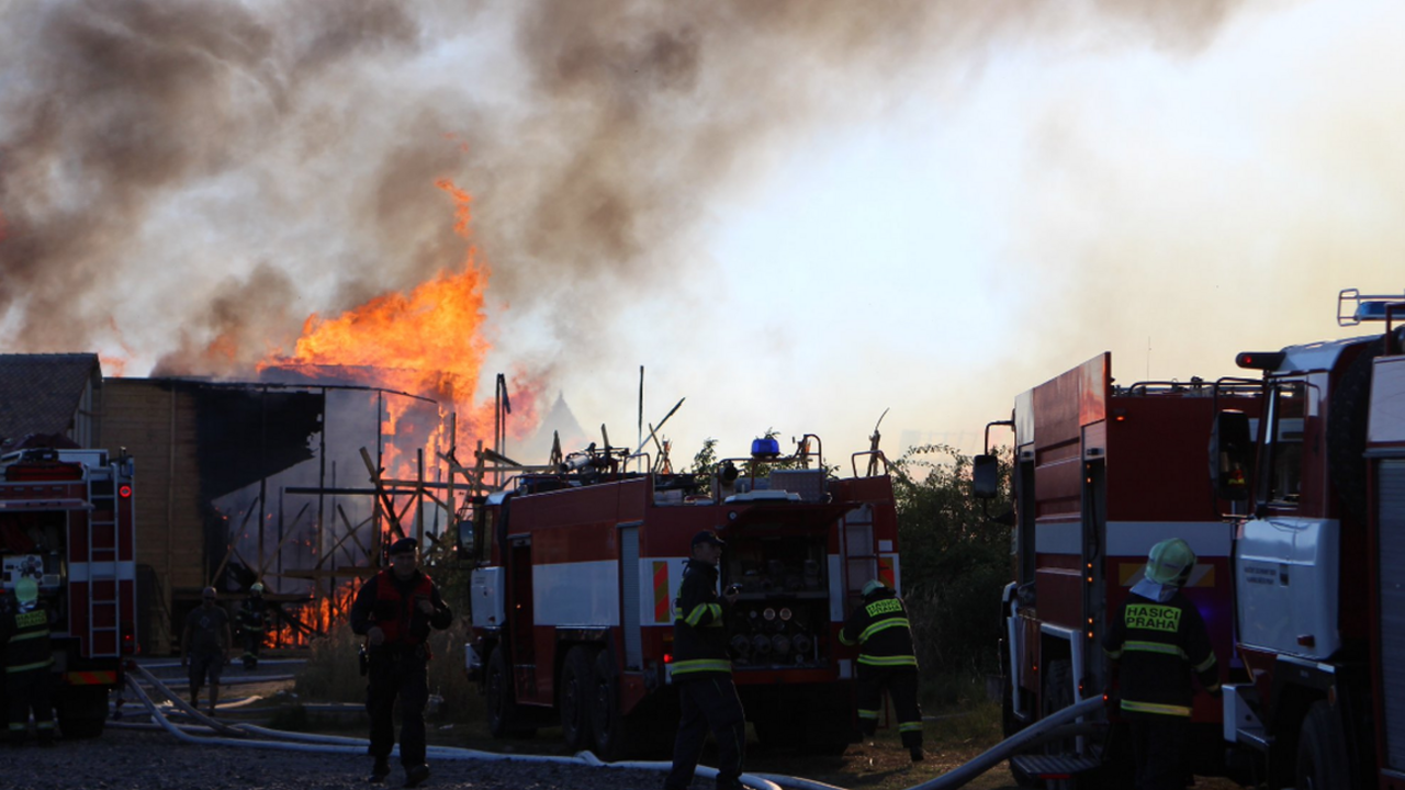 Na Barrandove vzplanuli filmové kulisy, požiar ohrozoval okolie