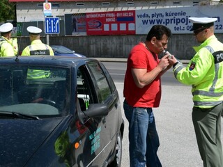 Polícia dychová skúška 1140 px (TASR/Štefan Puškáš)